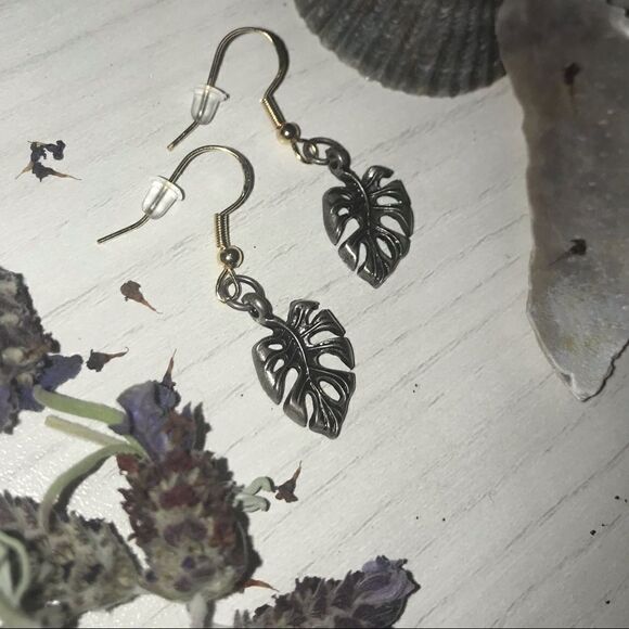 🪴 BRASS MONSTERA LEAF EARRINGS 🌱🍃 - Picture 5 of 11
